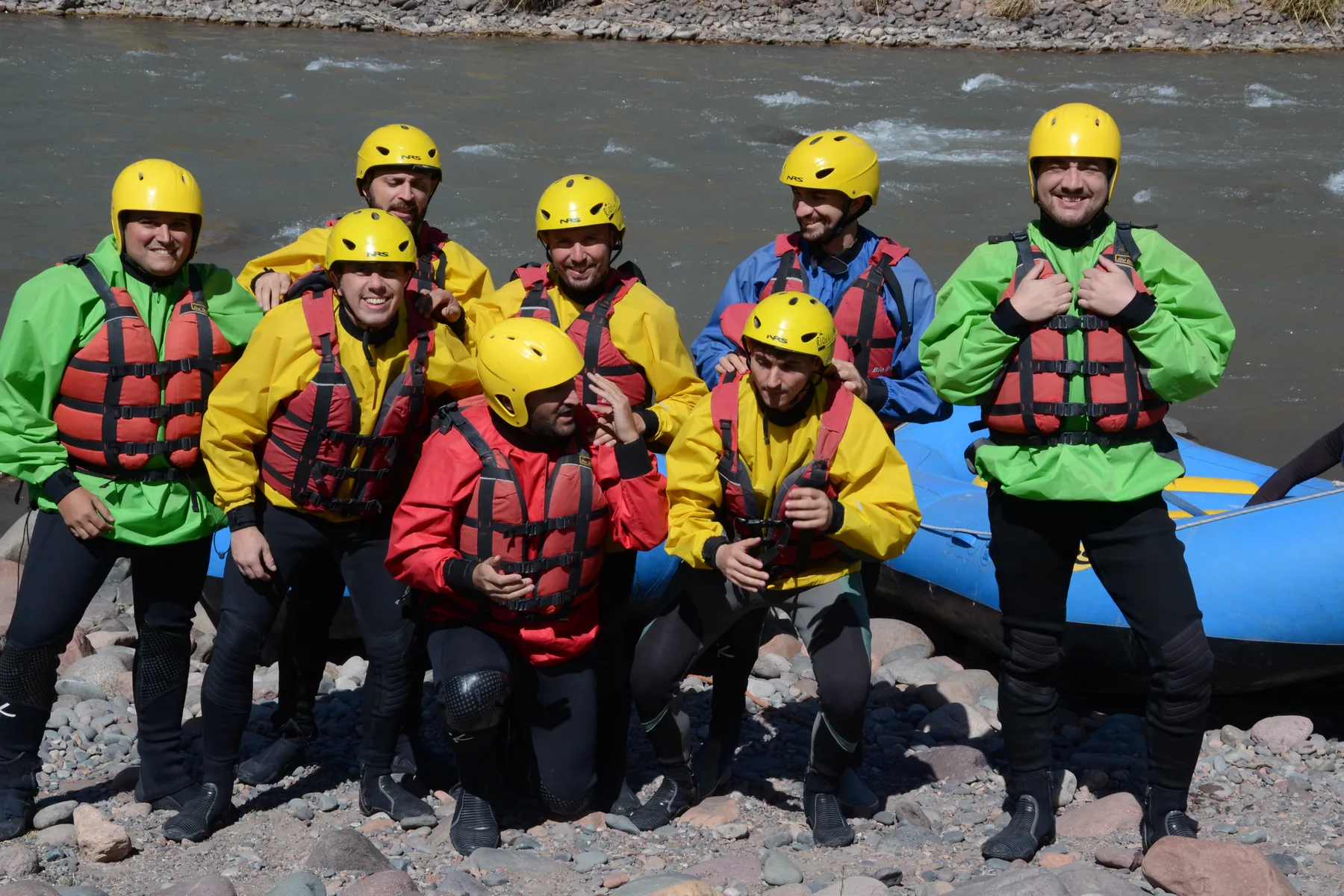 Grupo de rafting junto a la balsa al finalizar la actividad